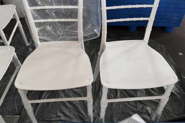 Ghế nhựa chiavari là gì?